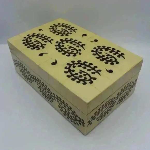 ANTIQUE RARE INDIAN WOODEN BOX WITH COLOR BLACK DETAILS BOX COLOR TAN  - Picture 2 of 5